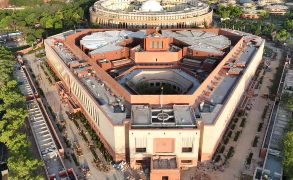 संसद भवन की सुरक्षा में लगी सेंध, जानें किसके कंधों पर है पार्लियामेंट सिक्योरिटी की जिम्मेदारी