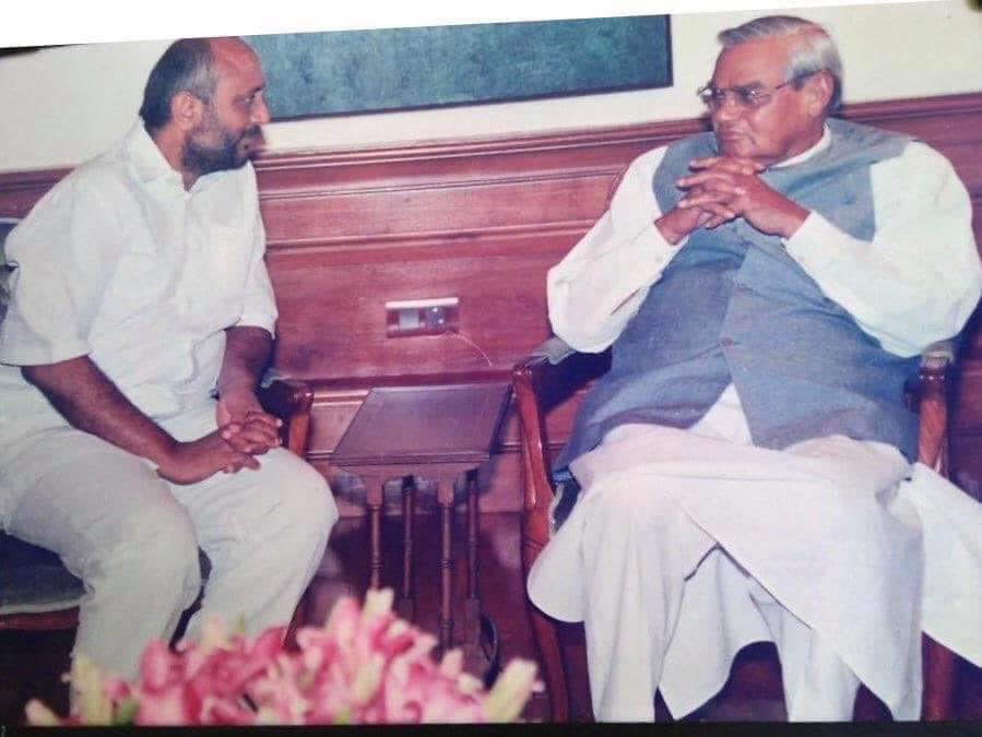 पूर्व प्रधानमंत्री अटल बिहारी वाजपेयी के साथ सीपी राधाकृष्णन की पुरानी तस्वीर. पूर्व प्रधानमंत्री अटल बिहारी वाजपेयी के साथ सीपी राधाकृष्णन की पुरानी तस्वीर.