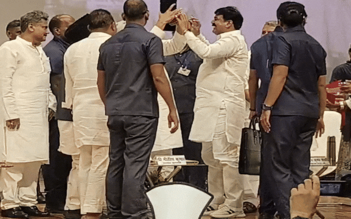 सीएम नीतीश ने क्या टोपी पहनने से किया इनकार? वीडियो पर शुरू हुई राजनीति, पढ़ें किसने क्या कहा सीएम नीतीश ने क्या टोपी पहनने से किया इनकार? वीडियो पर शुरू हुई राजनीति, पढ़ें किसने क्या कहा