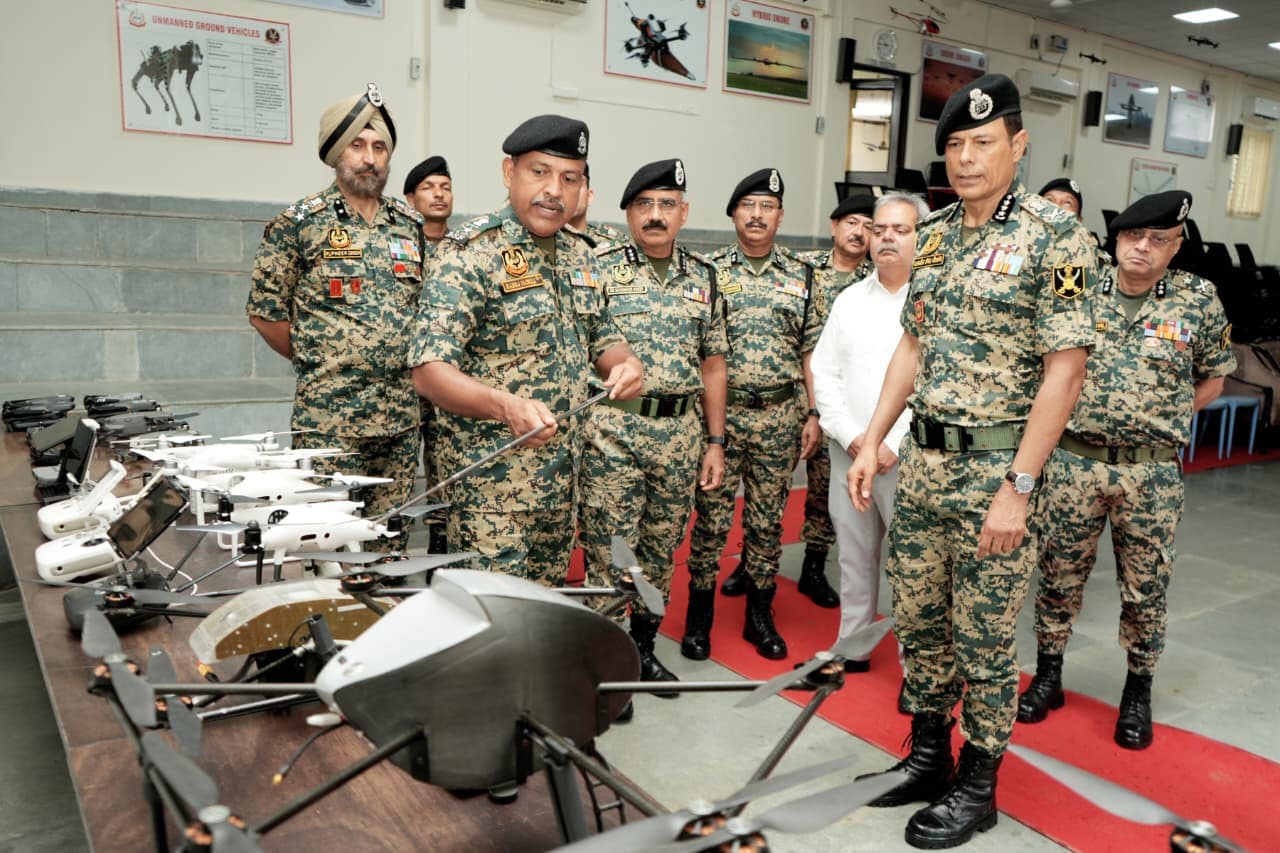 BSF महानिदेशक दलजीत सिंह चौधरी ने स्कूल का उद्घाटन करने के बाद सुविधाओं को जायजा भी लिया. BSF महानिदेशक दलजीत सिंह चौधरी ने स्कूल का उद्घाटन करने के बाद सुविधाओं को जायजा भी लिया.