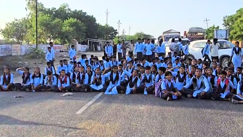 Rajasthan: प्रिंसिपल का तबादला सुनकर फूट-फूटकर रोईं छात्राएं, कहा- सर नहीं आएंगे तो हम सड़क पर बैठ जाएंगे