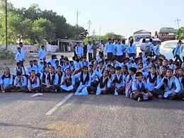 Rajasthan: प्रिंसिपल का तबादला सुनकर फूट-फूटकर रोईं छात्राएं, कहा- सर नहीं आएंगे तो हम सड़क पर बैठ जाएंगे Rajasthan: प्रिंसिपल का तबादला सुनकर फूट-फूटकर रोईं छात्राएं, कहा- सर नहीं आएंगे तो हम सड़क पर बैठ जाएंगे