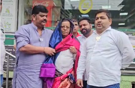 BJP कार्यकर्ताओं ने बीच बाजार कांग्रेस नेता को पहना दी साड़ी, वायरल हो रहा वीडियो