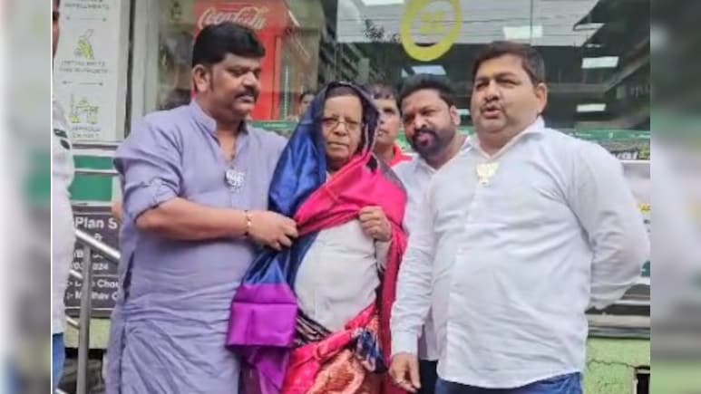 BJP कार्यकर्ताओं ने बीच बाजार कांग्रेस नेता को पहना दी साड़ी, वायरल हो रहा वीडियो
