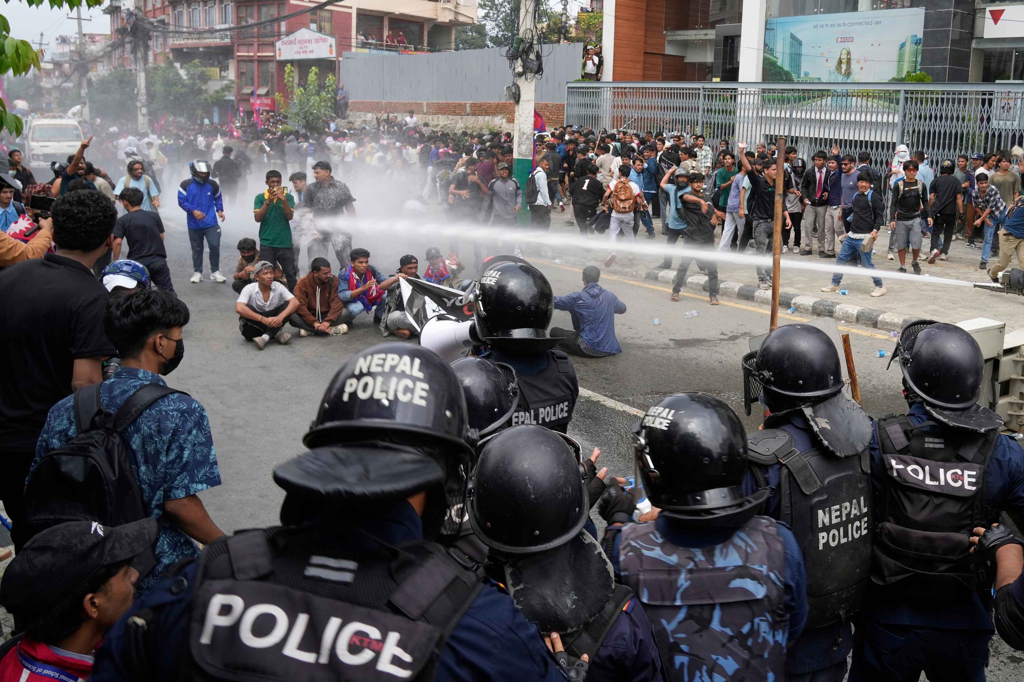 Nepal Protest News Live: नेपाल में हिंसक विरोध प्रदर्शन में 16 की मौत, काठमांडू में कर्फ्यू, पीएम ओली ने बुलाई बैठक
