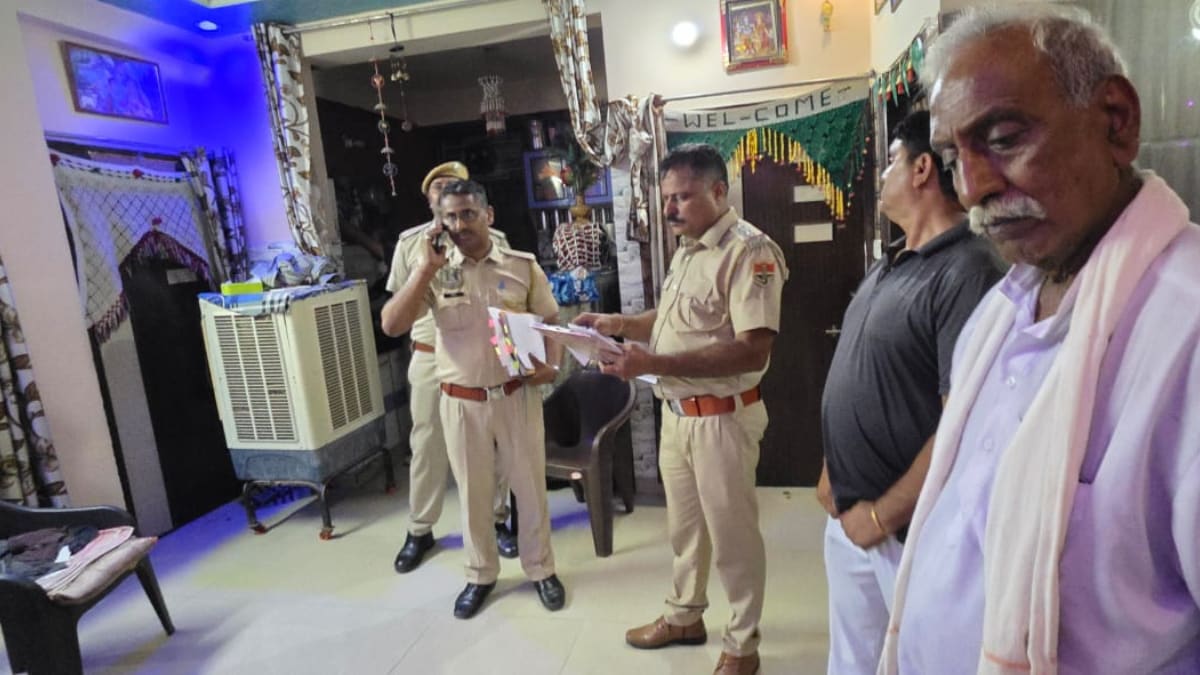 परिवार जयपुर के करधनी थाना इलाके के अरुण मार्ग में रहता था परिवार जयपुर के करधनी थाना इलाके के अरुण मार्ग में रहता था