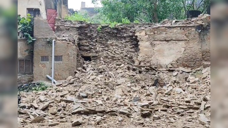 Rajasthan rain: किशनगढ़ में बारिश का कहर, शहर में भरभराकर गिरी दीवार; प्रशासन ने जारी की अपील Rajasthan rain: किशनगढ़ में बारिश का कहर, शहर में भरभराकर गिरी दीवार; प्रशासन ने जारी की अपील