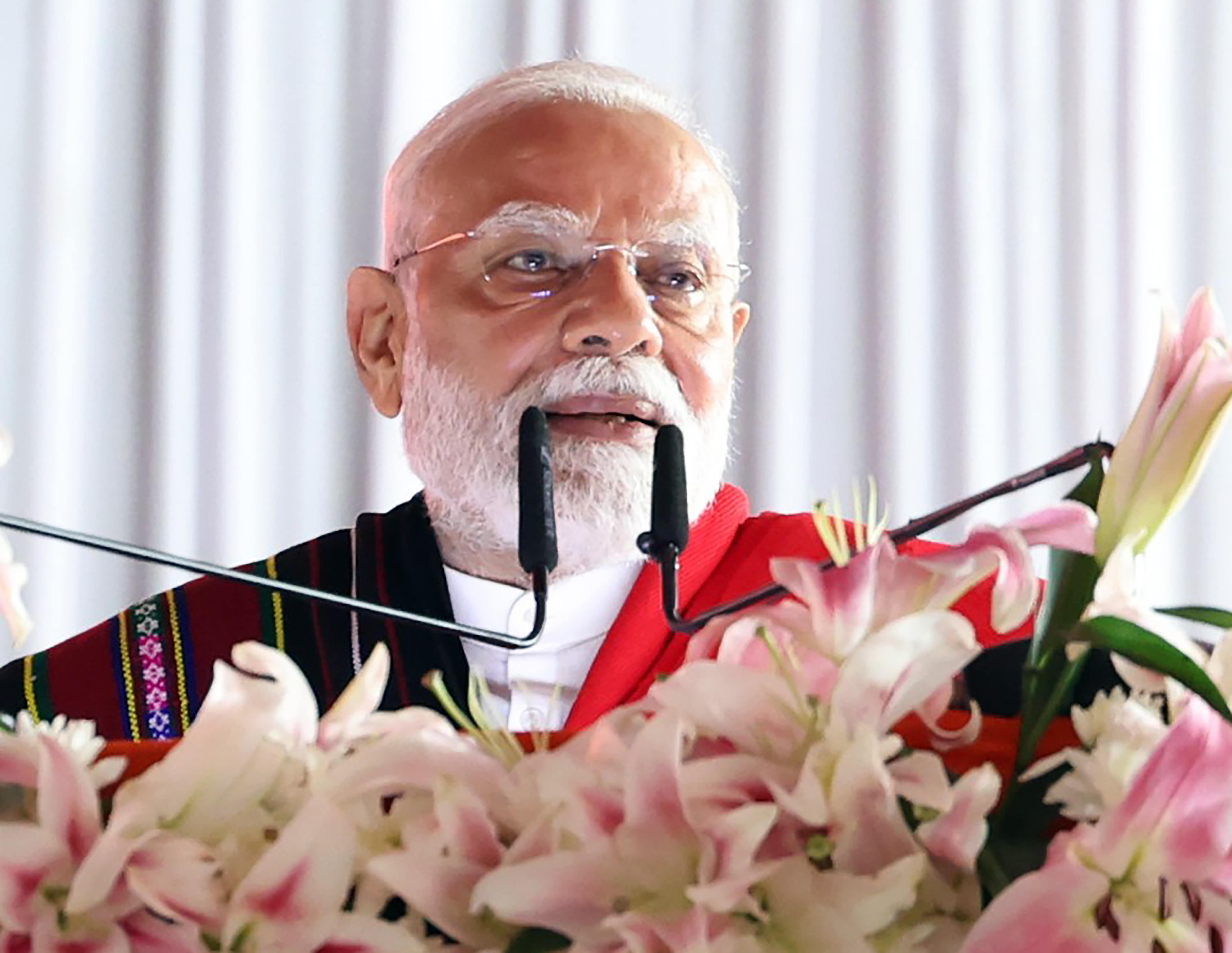 हिंसा दुर्भाग्यपूर्ण... मणिपुर को हमें शांति और विकास के रास्ते पर ले जाना है- इंफाल में बोले PM मोदी
