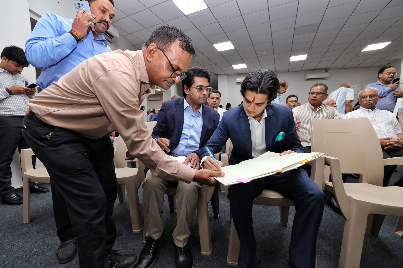 MPCA के निर्विरोध अध्यक्ष चुने के बाद हस्ताक्षर करते महाआर्यमन सिंधिया MPCA के निर्विरोध अध्यक्ष चुने के बाद हस्ताक्षर करते महाआर्यमन सिंधिया