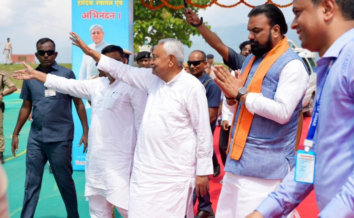 एक तरफ जहां महागठबंधन सीएम फेस के चेहरे को लेकर उलझा हुआ है, वहीं एनडीए के पास नीतीश कुमार जैसा एक सशक्त चेहरा है. एक तरफ जहां महागठबंधन सीएम फेस के चेहरे को लेकर उलझा हुआ है, वहीं एनडीए के पास नीतीश कुमार जैसा एक सशक्त चेहरा है.