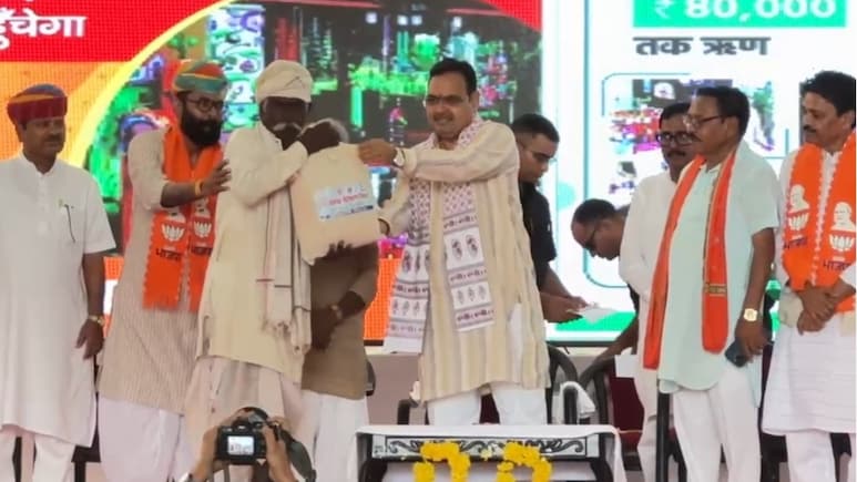 मुख्यमंत्री भजनलाल शर्मा बांसवाड़ा दौरे पर, शहरी सेवा शिविर में लाभार्थियों को बांटे चेक