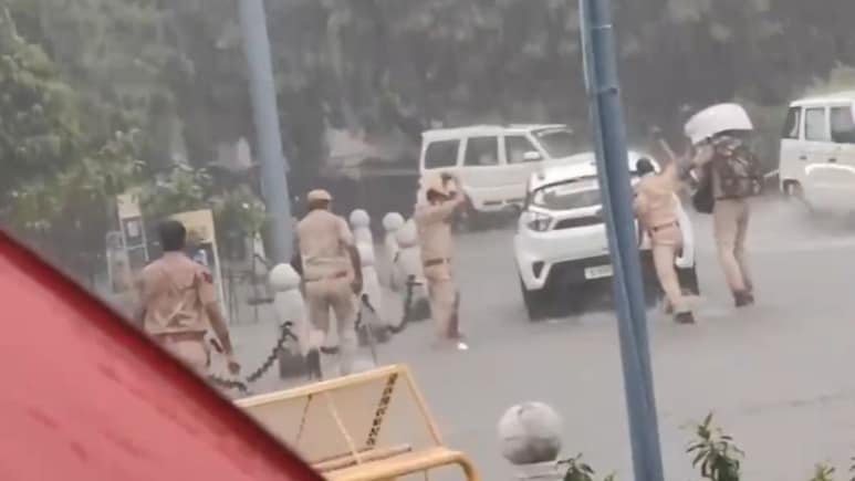 राजस्थान यूनिवर्सिटी में RSS का कार्यक्रम... NSUI ने फाड़ा पोस्टर, पुलिस के लाठीचार्ज से तेज हुई सियासत राजस्थान यूनिवर्सिटी में RSS का कार्यक्रम... NSUI ने फाड़ा पोस्टर, पुलिस के लाठीचार्ज से तेज हुई सियासत
