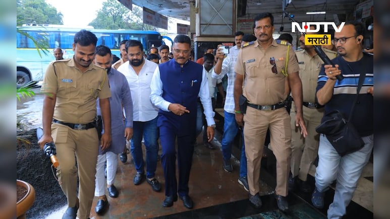 Pune News: स्वारगेट बसस्थानकाला परिवहन मंत्र्यांची अचानक भेट, अन् कारवाईचा इशाराही थेट Pune News: स्वारगेट बसस्थानकाला परिवहन मंत्र्यांची अचानक भेट, अन् कारवाईचा इशाराही थेट