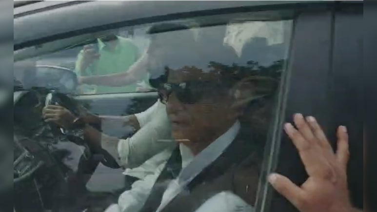 वही काला चश्मा, सफेद कुर्ता... करीब 2 साल बाद जेल से रिहा हुए आजम खान वही काला चश्मा, सफेद कुर्ता... करीब 2 साल बाद जेल से रिहा हुए आजम खान
