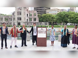 जापान में भारतीयों ने PM मोदी का शांति संदेश फैलाने के लिए बजाई घंटी, हिरोशिमा शांति स्मारक पर बनाई मानव शृंखल जापान में भारतीयों ने PM मोदी का शांति संदेश फैलाने के लिए बजाई घंटी, हिरोशिमा शांति स्मारक पर बनाई मानव शृंखल