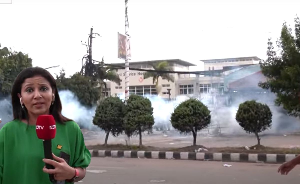 Exclusive: NDTV एंकर के पास आकर गिरा टियर गैस का गोला, नेपाल में बहुत मुश्किल है रिपोर्टिंग