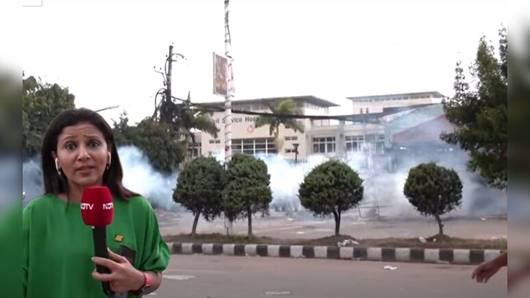 Exclusive: NDTV एंकर के पास आकर गिरा टियर गैस का गोला, नेपाल में बहुत मुश्किल है रिपोर्टिंग