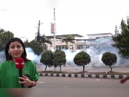 Exclusive: NDTV एंकर के पास आकर गिरा टियर गैस का गोला, नेपाल में बहुत मुश्किल है रिपोर्टिंग Exclusive: NDTV एंकर के पास आकर गिरा टियर गैस का गोला, नेपाल में बहुत मुश्किल है रिपोर्टिंग