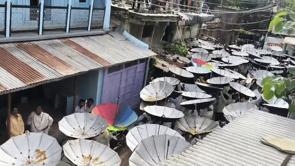 छत से फेंका और उल्टे छाते में लपका... गणपति मंदिर के प्रसाद की ये 100 साल पुरानी परंपरा खास है