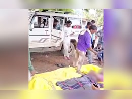 सिंगरौली में शव बना तमाशा... मुर्दा को जिंदा करने का खेल, तांत्रिक कर रहा था झाड़-फूंक सिंगरौली में शव बना तमाशा... मुर्दा को जिंदा करने का खेल, तांत्रिक कर रहा था झाड़-फूंक