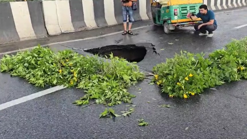 VIDEO: फ्लाईओवर में हो गया गड्ढा... चपेट में आया ऑटो वाला, भारी बारिश के बीच दिल्ली में हादसा