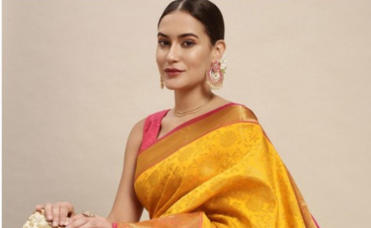 Navratri 2025 Day 1: नवरात्रि पर दिखना चाहती हैं सबसे ख़ास, ये पीले रंग के ऑउटफिट हो सकते हैं आपके लिए परफेक्ट