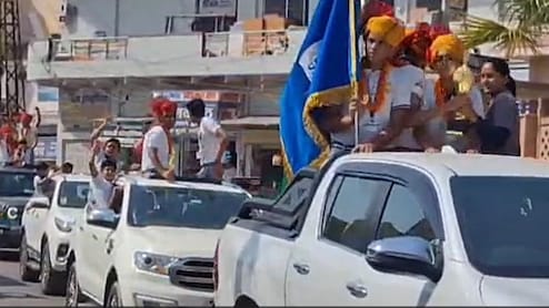 स्कूल के विजय जुलूस में बच्चों की सुरक्षा से खिलवाड़, खिड़कियों पर लटके और छत पर बैठे दिखे छात्र; नोटिस जारी