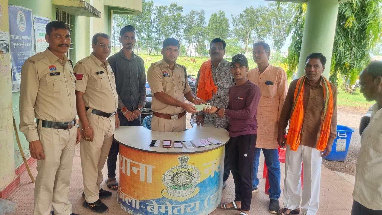 बेमेतरा पुलिस ने मालिकों को वापस किए उनके गुमशुदा फोन बेमेतरा पुलिस ने मालिकों को वापस किए उनके गुमशुदा फोन