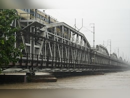 दिल्ली: खतरे के निशान से 1.03 मीटर ऊपर बह रही है यमुना, बाढ़ का खतरा बढ़ा दिल्ली: खतरे के निशान से 1.03 मीटर ऊपर बह रही है यमुना, बाढ़ का खतरा बढ़ा