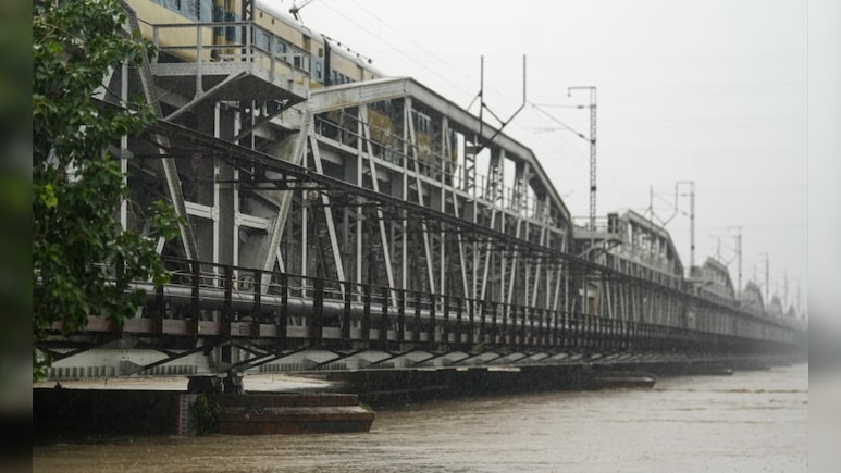दिल्ली: खतरे के निशान से 1.03 मीटर ऊपर बह रही है यमुना, बाढ़ का खतरा बढ़ा दिल्ली: खतरे के निशान से 1.03 मीटर ऊपर बह रही है यमुना, बाढ़ का खतरा बढ़ा