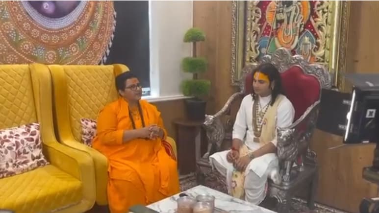 महिलाओं पर विवादित बयान देने वाले अनिरुद्धाचार्य को मिला प्रज्ञा का साथ, बोलीं-लड़कियां अर्धनग्न दिखाई देती हैं महिलाओं पर विवादित बयान देने वाले अनिरुद्धाचार्य को मिला प्रज्ञा का साथ, बोलीं-लड़कियां अर्धनग्न दिखाई देती हैं