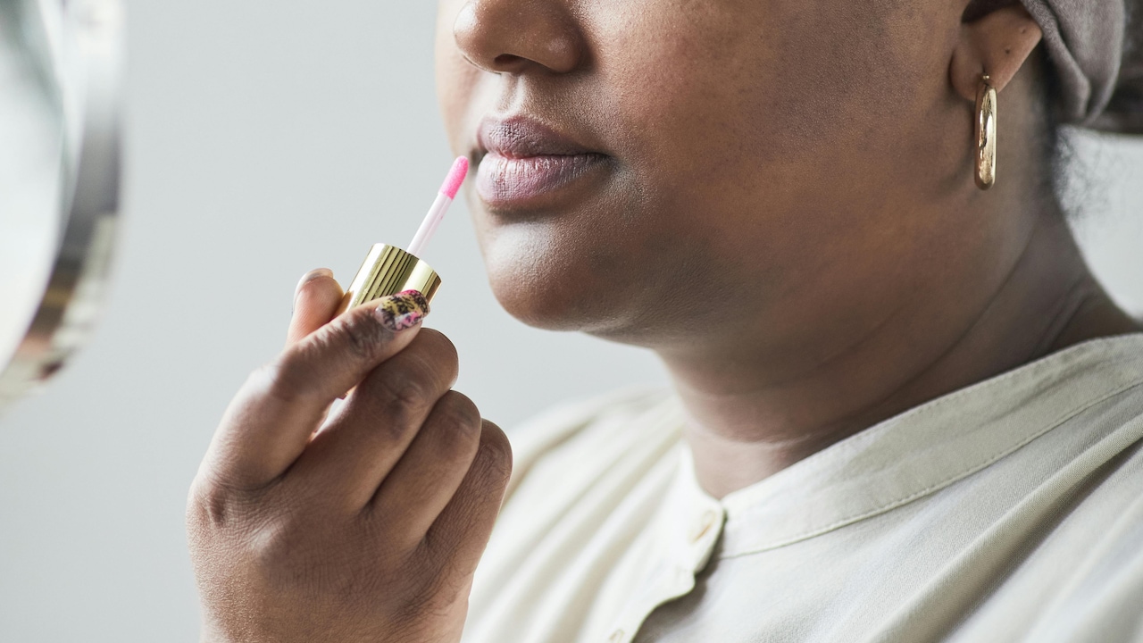 Avoid Lip Gloss Stickiness And Smudging: Dos And Donts