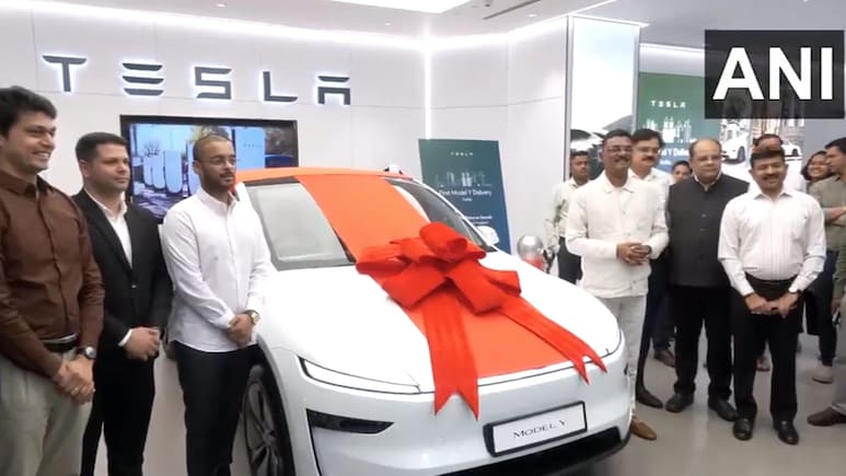 भारत में पहली Tesla Model Y की हुई डिलीवरी, जानिए किसने खरीदी ये लग्जरी इलेक्ट्रिक कार