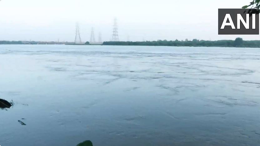 दिल्ली में उफनती यमुना का कहर, VIDEOS में देखिए मयूर विहार, कालिंदी कुंज समेत कहां कैसे हालात
