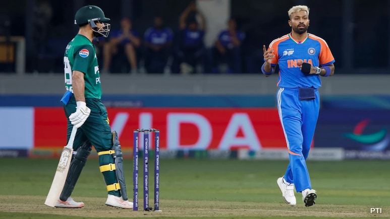 IND vs PAK: हार्दिक पंड्या ने मचाया धमाल, पाकिस्तान के खिलाफ ये कारनामा करने वाले नंबर 1 भारतीय गेंदबाज IND vs PAK: हार्दिक पंड्या ने मचाया धमाल, पाकिस्तान के खिलाफ ये कारनामा करने वाले नंबर 1 भारतीय गेंदबाज