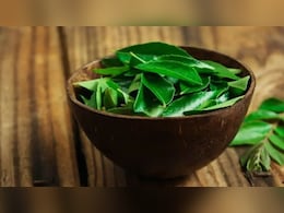 सुबह खाली पेट चबा-चबाकर खा लें करी पत्ता, वेट लॉस से लेकर बालों तक मिलेगी मदद सुबह खाली पेट चबा-चबाकर खा लें करी पत्ता, वेट लॉस से लेकर बालों तक मिलेगी मदद