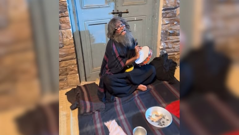 भिखारी बनकर सड़क पर भीख मांगती दिखी ये दिग्गज एक्ट्रेस, डफली बजाकर गाया सलमान का गाना...पहचाना क्या? भिखारी बनकर सड़क पर भीख मांगती दिखी ये दिग्गज एक्ट्रेस, डफली बजाकर गाया सलमान का गाना...पहचाना क्या?