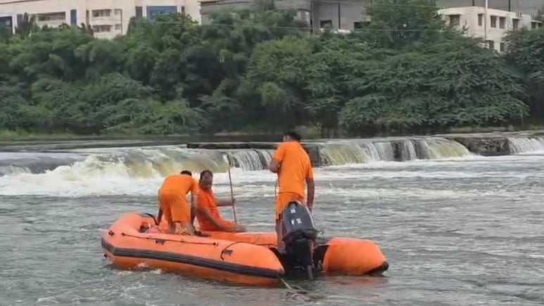 Sirohi: बनास नदी में गणपति विसर्जन के दौरान 5 युवक डूबे, 1 का 15 घंटे बाद भी नहीं मिला सुराग; तलाश जारी