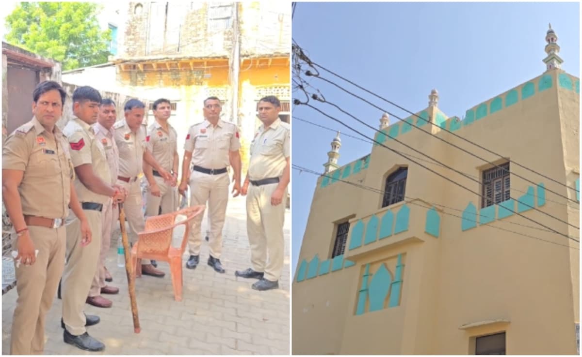 मस्जिद के बाहर पुलिस का जाप्ता तैनात किया गया है. मस्जिद के बाहर पुलिस का जाप्ता तैनात किया गया है.