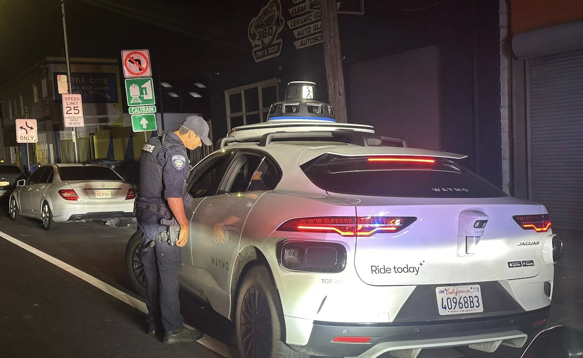 US Cops Pull Over Car For Wrong U-Turn, Then Comes A Plot Twist