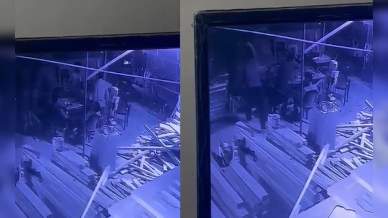पैसे देने से मना करने पर मजदूर की पीटकर पीटकर की हत्या, CCTV में कैद हुई घटना पैसे देने से मना करने पर मजदूर की पीटकर पीटकर की हत्या, CCTV में कैद हुई घटना