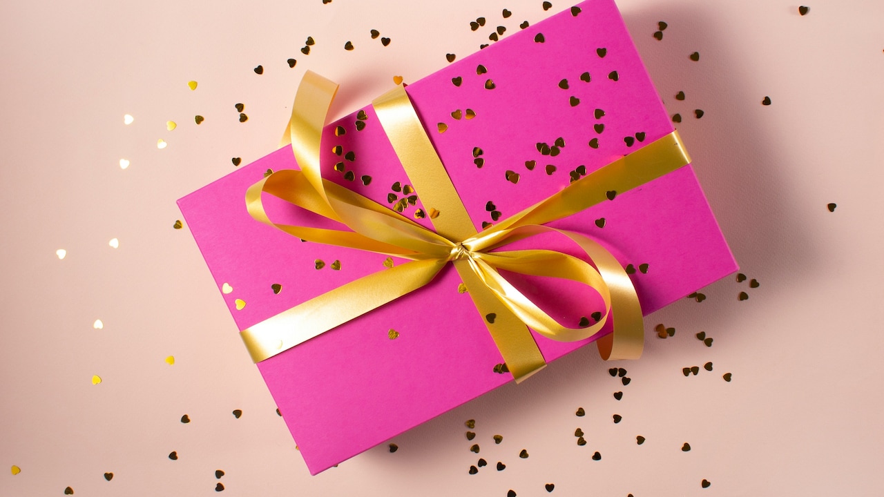 How do you choose the right gift for loved ones on World Gratitude Day 2025?