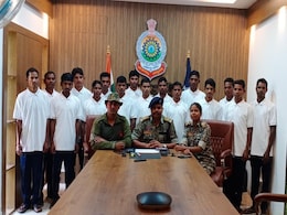 CG Naxal Surrender: नारायणपुर में 16 नक्सलियों ने किया आत्मसमर्पण, सुरक्षा बलों को बड़ी सफलता CG Naxal Surrender: नारायणपुर में 16 नक्सलियों ने किया आत्मसमर्पण, सुरक्षा बलों को बड़ी सफलता