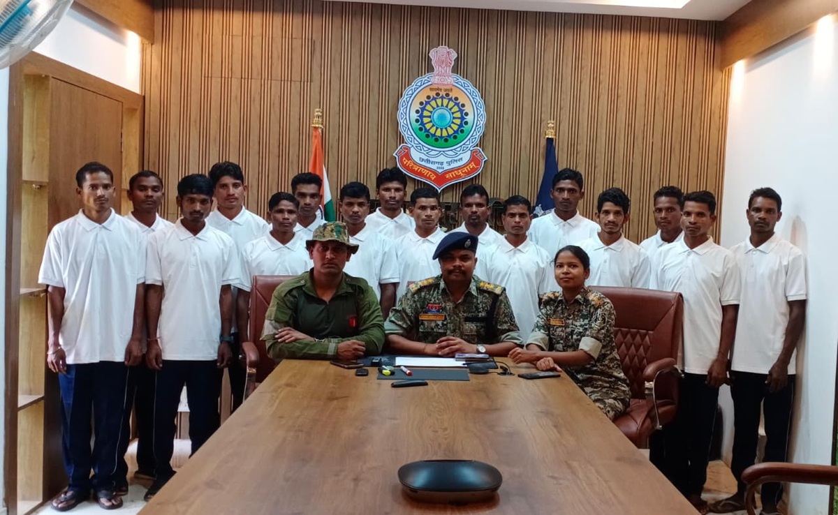 CG Naxal Surrender: नारायणपुर में 16 नक्सलियों ने किया आत्मसमर्पण, सुरक्षा बलों को बड़ी सफलता
