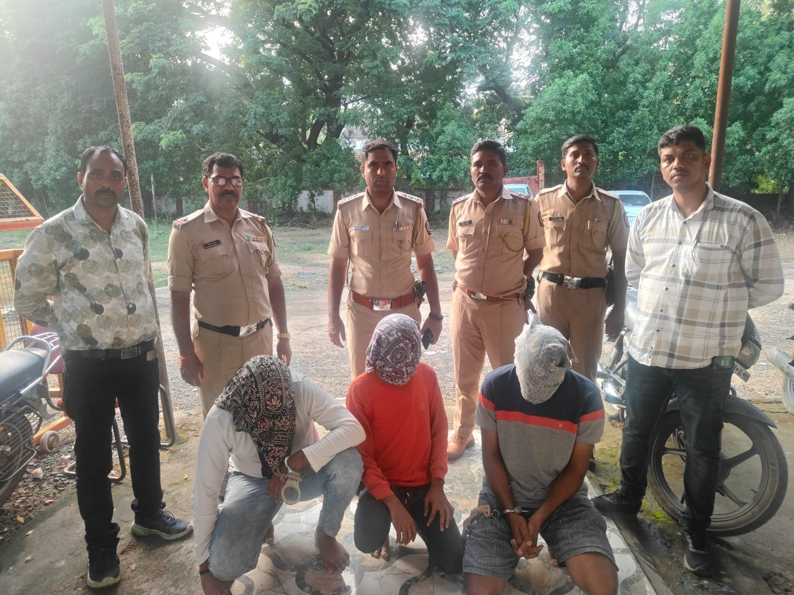 बच्चे की अगवा कर हत्या किए जाने के आरोप में गिरफ्तार तीनों शख्स. बच्चे की अगवा कर हत्या किए जाने के आरोप में गिरफ्तार तीनों शख्स.