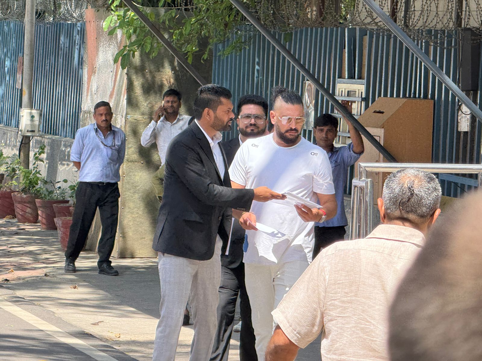क्रिकेटर युवराज सिंह ED दफ्तर पहुंचे, ऑनलाइन बेटिंग ऐप केस में होंगे सवाल