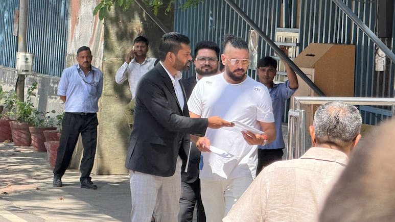 क्रिकेटर युवराज सिंह से ED दफ्तर में पूछताछ, ऑनलाइन बेटिंग ऐप केस में हो रहे सवाल-जवाब क्रिकेटर युवराज सिंह से ED दफ्तर में पूछताछ, ऑनलाइन बेटिंग ऐप केस में हो रहे सवाल-जवाब