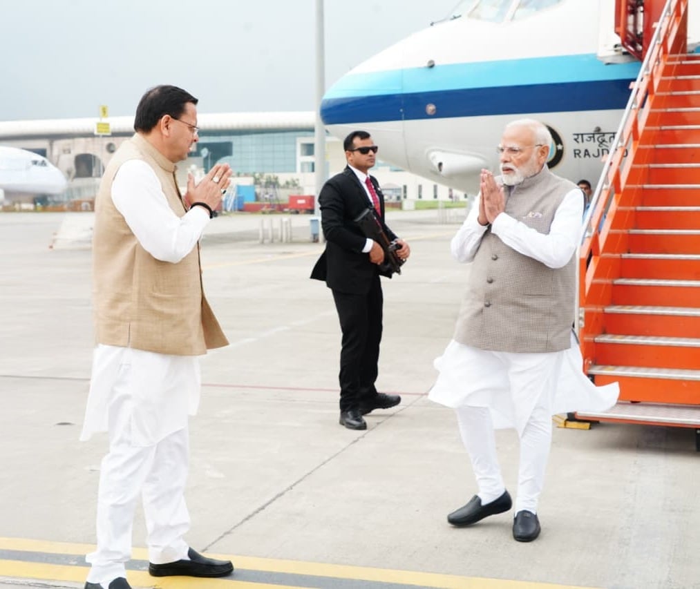पीएम मोदी के देहरादून पहुंचने पर स्वागत करते सीएम धामी. पीएम मोदी के देहरादून पहुंचने पर स्वागत करते सीएम धामी.