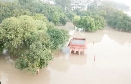 सचिवालय से लेकर बस अड्डे तक... दिल्ली में 'जल प्रलय', उफनती यमुना ने कुछ यूं बढ़ाई टेंशन, देखें वीडियो