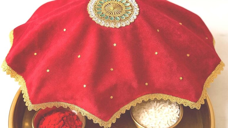 Karwa Chauth 2025 Thali Cover: ये थालपोश बने सभी की पसंद, बना देंगे आपकी थाली को सबसे अलग